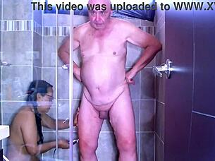 Agarabas og Olpr gir happy ending i dusjen med handjob og gaping