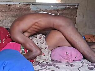 Desi Bhabhi în saree roșu face sex