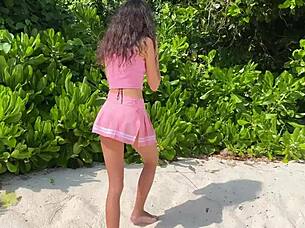 Cewek pipis di pantai dan kena pipis di kacamatanya