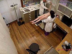 أنا الدكتور أفحص جسم ليني الصغير البريء باستخدام المضيء في العيادة، أفرش صدرها الصغير