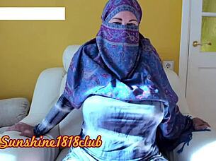 Hicablı Fars Kadın Büyük Memelerini Webcam'de Gösteriyor