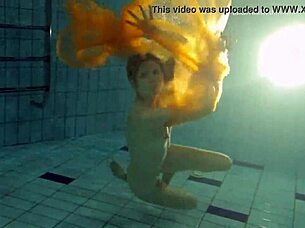 هل ناستيا تجرؤ على خلع ملابسها عارية في المسبح؟