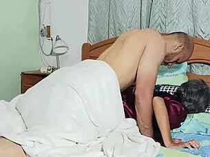 Aku Nonton Mertuaku Masturbasi dari Lemari dan Masuk ke Bawah Selimutnya untuk Ngentot Keras dengan Kontol Tebal Ku