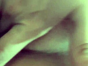 क्या होता है जब प्यारी कैमगर्ल रसोई में अपना डिल्डो इस्तेमाल करती है ऑर्गेज्म के लिए?