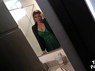 Milf mostohaanya ágyat oszt a mostohafiával, ami tabu találkozáshoz vezet