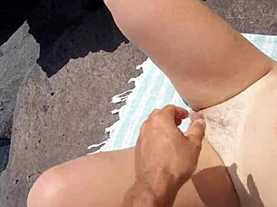 Nudis dapat facial mengejut di pantai sementara suami cuckold tengok