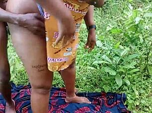 Ó, ez az erdei karácsonyi gyors menet két nagy fekete fasszal a seggemen!