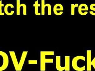 Knepper barmfager fremmed i naturen ved floden