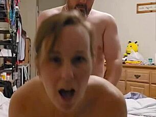 Sexy milf jazdi na jeho tvári až k orgazmu, potom ju šúchajú odzadu a ona sa pozerá do tvojich očí