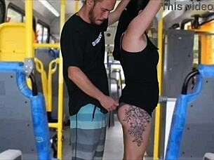 Öffentlicher Bus-Wahnsinn: Mann reibt Schwanz an Morenas großem Arsch bis er kommt