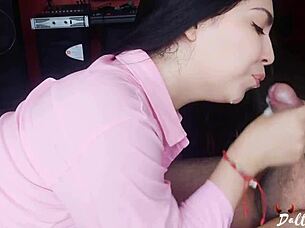 Koltukta dört ayak üstünde onu sertçe siker, ağzına boşalırken yüksek sesle inler.