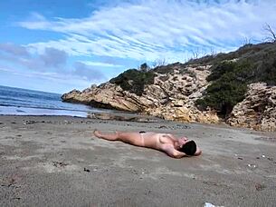 Yabancı, plajda kıllı nudisti tutkulu bir şekilde sikiyor