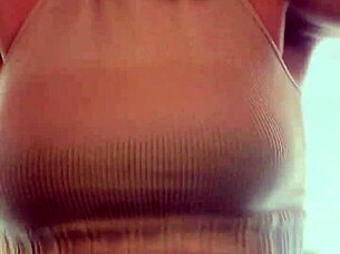 J'entraînais à la gym à Times Square, mes petits seins 18+ durs, la sueur coulant de ma chatte mouillée, les mecs matant et se branlant