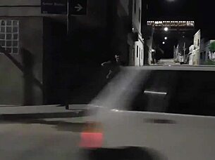 Înapoi din vacanță, prieten ne cheamă să-l vedem futând curva din colțul casei