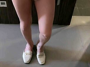 Questa ladyboy provoca e flirta senza vergogna davanti allo specchio. Ogni angolo è pura seduzione.