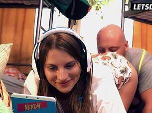 गेमर गर्ल स्टेला फ्लेक्स पर्व रूममेट से लिक्ड और बांग्ड हुई।