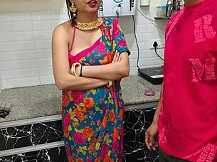 सौतेला बेटा सौतेली माँ से कंडोम इस्तेमाल सीखता है, क्रीमपाई से खत्म