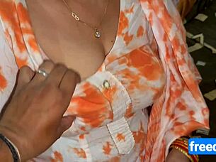 Dorps MILF met grote borsten neukt jonge 18+ jongen hard