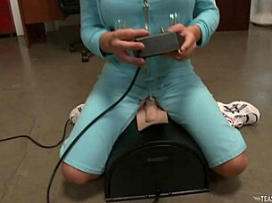 Göğüsleri Büyük Esmer Sybian'da Yoğun Delme ve Göğüs Boşalması İstiyor