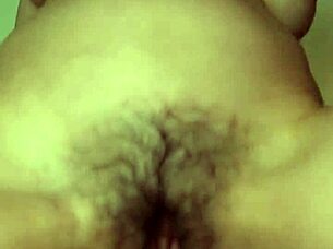 Jackie Hoff con coño peludo toma polla grande duro