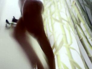 Voyeur caché surprend une MILF allemande se doucher dehors, rasant sa chatte mouillée et ses gros seins