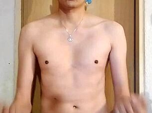 Tynn kar med stor monsterkuk onanerer solo i rå intens økt