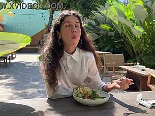 결혼한 두 여자가 흑인 남자와 쓰리섬!