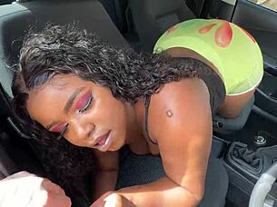 Büyük Kıçlı Ebony Kısa Şortta Delikten Sikiliyor Oto Yıkamada