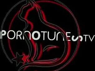 new age threesom med liderlig rød kat på malkebord og sexmaskine