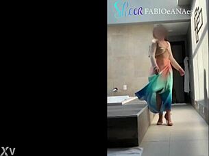 感性巴西熟女穿迷你裙，用肥臀在自制cosplay裙子里挑逗。看她的尼龙裙动作！