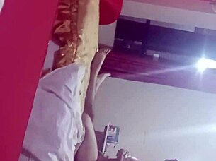 V mojem haljčku mi potisne kurca v usta, zbudi me, dobro mu sesem, postane mi tako vroče, da ga trdo zajaham, ups, prišel si noter