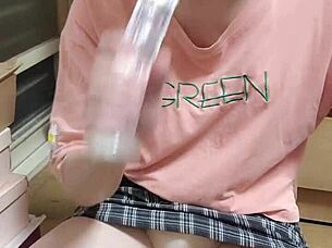 Yo, kolla in shemale Ting Xuan med en vild dildo blowjob!