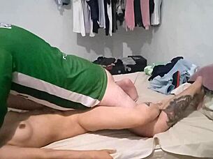 Já pomohl bujné cizince zahřát se horkým sexem a poskakováním na jejím velkém zadku 😍