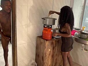 Fisse squirt på køkkenet med ridning af kæmpe pik!