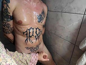 Δεν άντεξα μπήκα μαζί του στο ντους