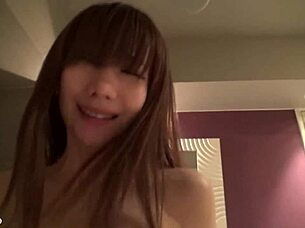 Osećam intenzivno zadovoljstvo dok azijska beba sisa i jebe sa igračkama