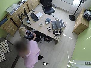 Regarde Cette Jeune 18+ Écarter les Jambes pour du Pognon