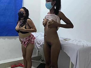 Podniecone meksykańskie lesbijki błyskają cyckami w gabinecie lekarskim