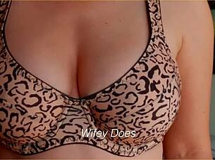 Lihat Milf Ini Pakai Lingerie Panas Dengan Tetek Besar Di Bra Cetak Leopard?