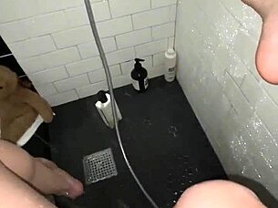 Młoda 18+ luksusowa eskorta z Arabii Saudyjskiej masturbuje ciasną cipkę pod prysznicem.