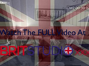 Brit tini 18+ cosplayben baszik és lenyeli a sprmát mint jó szomszédlány