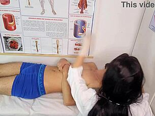 Infirmière brune mignonne à taille fine fait gémir patient amateur avec ses gros seins et érection dure