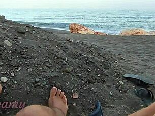 Flashing πούτσου δημόσια, σύζυγος τραβάει μπροστά σε ξένο σε nudist παραλία