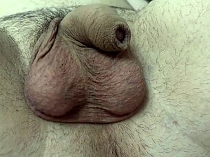 Den här killen blir förnedrad för sin lilla 18+ kuk i en avslappnad miljö