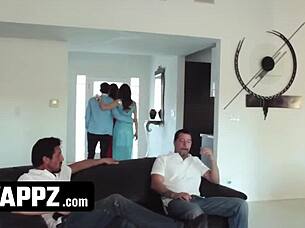 Frumoasele Riley Reid și Melissa Moore îi fac pe tații vitrezi să ejaculeze în scenă de grup