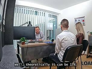Loan4k rodinný pár prišiel po pôžičku a žena sa rozhodla šúchať s manažérom priamo tam, cuckold rozhovor s prirodzenými cicmi