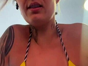 Træner kun i thong bikini på gymmet foran stranden, blev helt våd af så meget liderlighed at det løb ned ad benene, lignede havvand