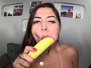 Ljubila je moj bananin vibrator, prišla dvakrat s kurcem v pički in vibratorjem v riti