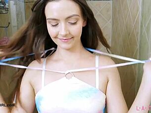 Ik zag deze felle brunette douchen, ziet er perfect uit