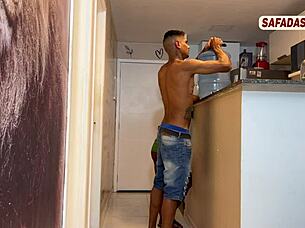 O moški, ta dostavljalec me jebe brez kondoma v kavbojki z monstrouznim kurcem POV 😏🍆